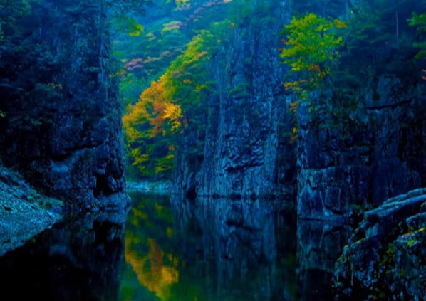 三段峡の紅葉2025｜見頃・混雑・駐車場ガイド