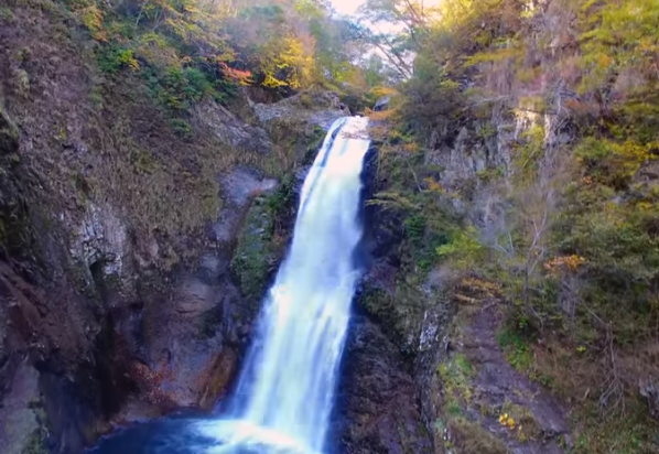 秋保大滝の紅葉2025完全ガイド｜見頃・混雑・駐車場情報